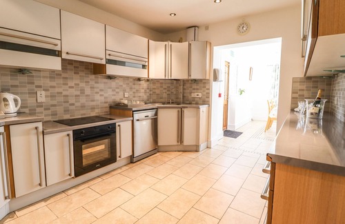 Maesbury Marsh Cottage | MAESBURY MANOR, family friendly, with a garden in Knockin