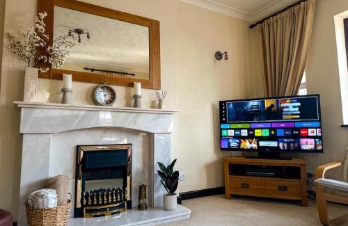 Porthcawl House | Maesllan - A Spacious Holiday Home in Porthcawl - 5 bedrooms, sleeps up to 10 people