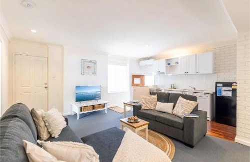 Boat Harbour House | Maestral II - Beachside Villa with Private Garden
