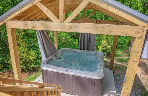 Lookout Valley Neighborhood Association House | Maggie Cabin Enjoy Nature From A Forest Hot Tub