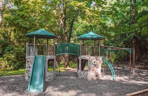 Lookout Valley Neighborhood Association House | Maggie Cabin Enjoy Nature From A Forest Hot Tub
