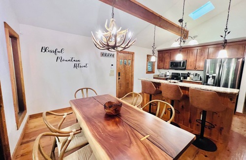 Maggie Valley Ski Chalet | Maggie Valley 4BR Cabin w/Hot Tub in Serene Forest - Near Golf, Skiing & Hiking