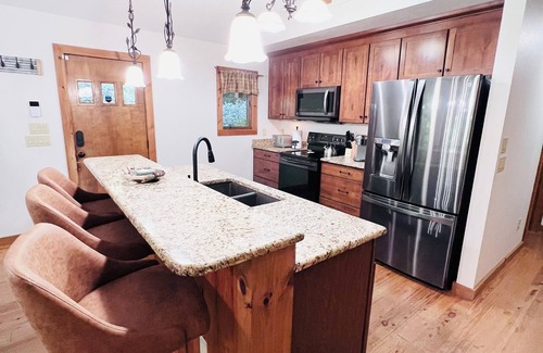 Maggie Valley Ski Chalet | Maggie Valley 4BR Cabin w/Hot Tub in Serene Forest - Near Golf, Skiing & Hiking