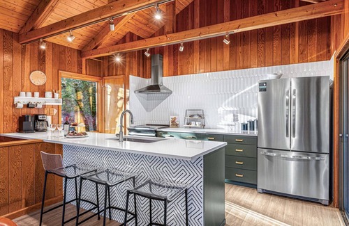 Maggie Valley Ski Chalet | MaggiePinesHideaway - Four Bedroom Chalet, Sleeps 8