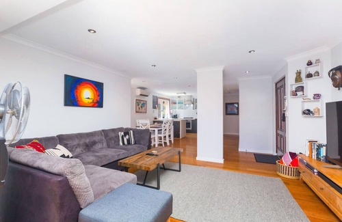Scarborough Villa | Magic Location! 1km to Scarborough Beach!