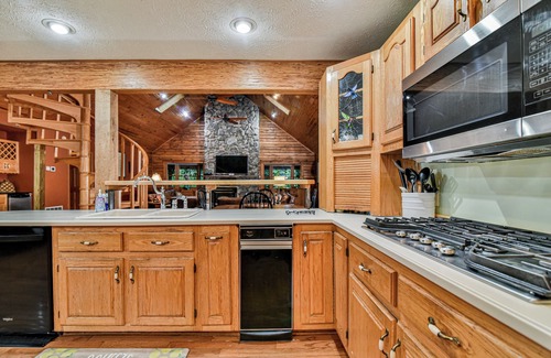 Candler Cabin | Magic Mountain Lodge; Magnificent Custom Built, FREE WiFi, Hot Tub, Fence Yard