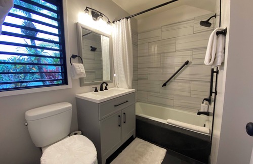 Kahaluu Bay Apartment | Magic Sands Beach Cozy studio WiFi wonderful Kailua-Kona 3 minute walk to Beach