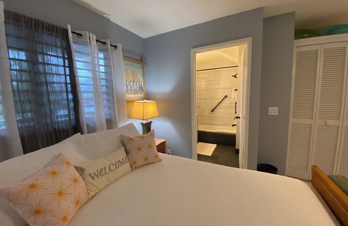 Kahaluu Bay Apartment | Magic Sands Beach Cozy studio WiFi wonderful Kailua-Kona 3 minute walk to Beach