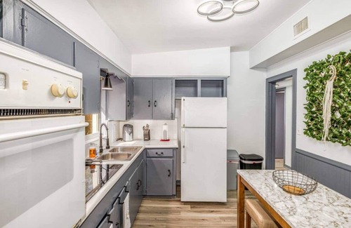 Dover Shores East House | Magical 3BR Orlando Getaway | Kitchen + Near Parks