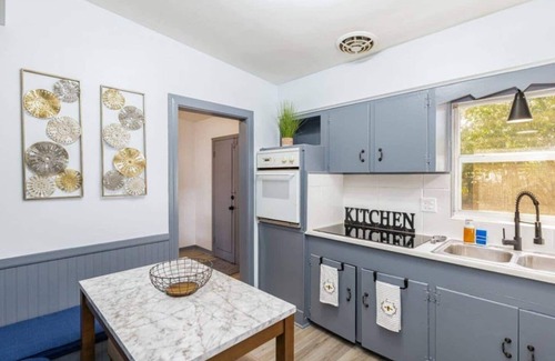 Dover Shores East House | Magical 3BR Orlando Getaway | Kitchen + Near Parks