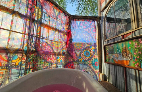 Amherst House | MAGICAL barn with outdoor shower/tubnBock's Jukejoint barn