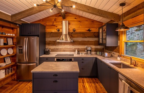 Apple Ridge Cabin | Magical Creek-side Cabin in the Woods! 10-min to Blowing Rock