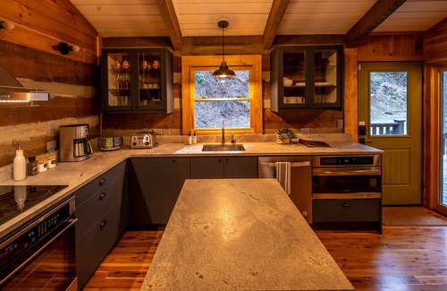 Apple Ridge Cabin | Magical Creek-side Cabin in the Woods! 10-min to Blowing Rock