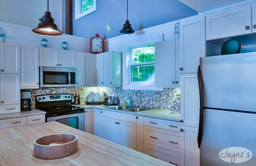 Muskoka Lakes Cottage | MAGICAL LAKE MUSKOKA PROPERTY, 640" LAKE FRONTAGE