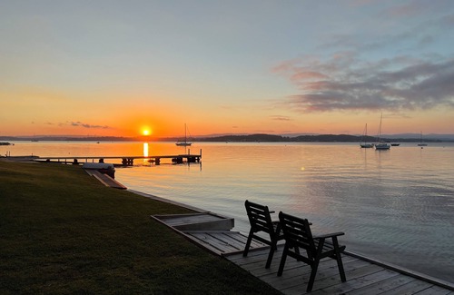 Marks Point Cottage | Magical Private Waterfront Iona Cottage