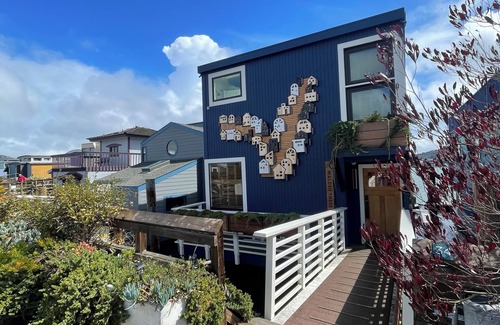 Marin City Boat Rental | Magical, Spacious 3 Bedroom Houseboat in Sausalito