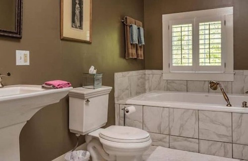 Franklin Apartment | Magical stay at The Fairfax House E
