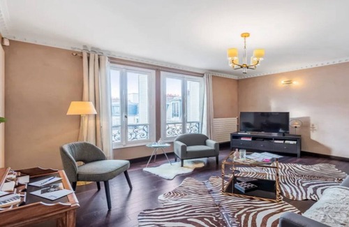 Saint-Germain-l'Auxerrois Apartment | MAGICAL URBAN MANSION LOUVRE PALAIS ROYAL -SWEEPING VISTAS