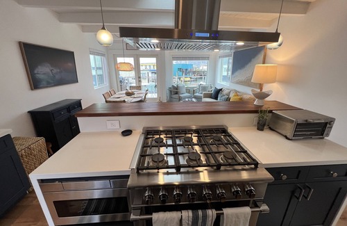 Marin City Boat Rental | Magical Views Floating Home. Modern Styling for a Dream Vacation in Sausalito