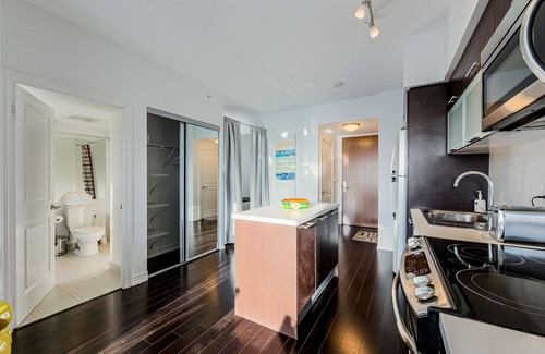 Bay Street Corridor Condo | Magnificent 1 + Den condo (Sleeps 6) near Sick Kids hospital with 1 FREE Parking