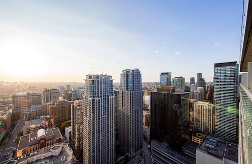 Bay Street Corridor Condo | Magnificent 1 + Den condo (Sleeps 6) near Sick Kids hospital with 1 FREE Parking