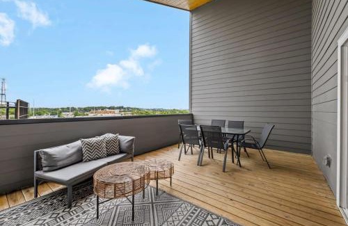 Berry Hill House | Magnificent 4 Bedroom Home -w Balcony & Fireplace
