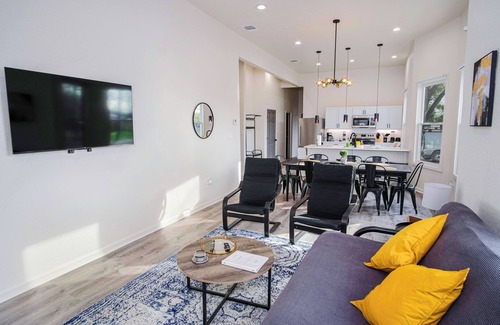Near East Side Cottage | Magnificent 4BR Near Famous Riverwalk and Downtown