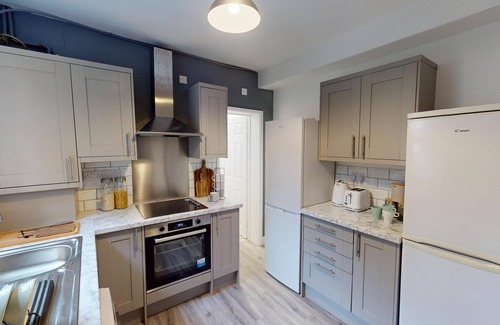 Beeston House | Magnificent 6-Bedroom Queen House in Beeston Awaits You!