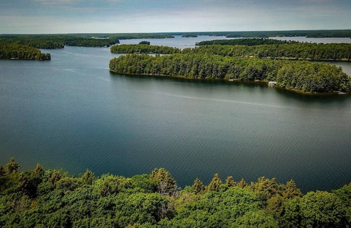 Seguin Cottage | Magnificent 6bdrm 8bath luxury on Lake Joe! Hot Tub! Gym! Boathouse!