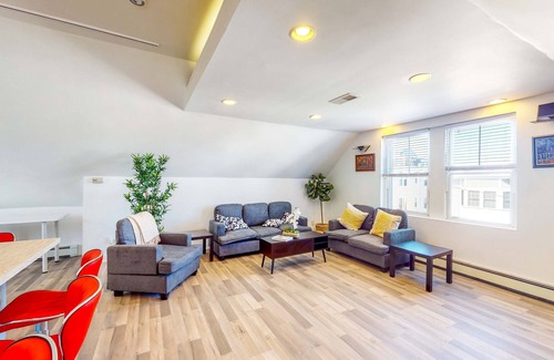 Dorchester House | Magnificent Apartment Near Bay, Loft, Dog-Friendly