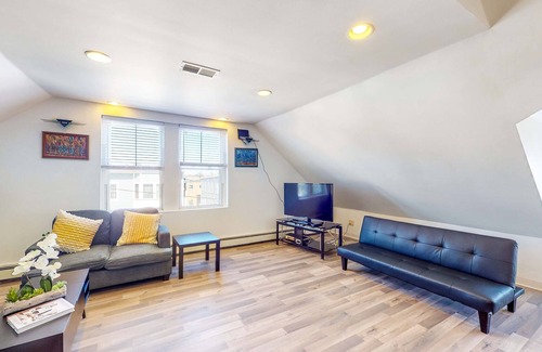 Dorchester House | Magnificent Apartment Near Bay, Loft, Dog-Friendly