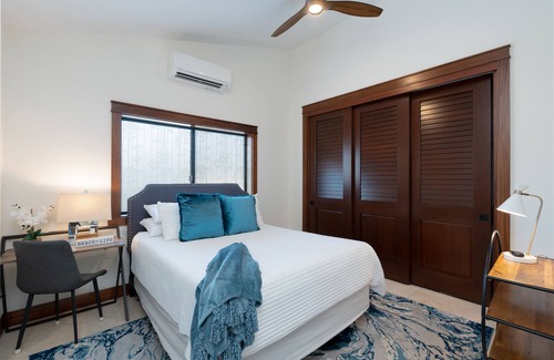 Kuliouou - Kalani Iki House | Magnificent beach front sunsets