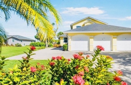 Oakland Hills Condo | Magnificent Condo overlooking the Canal, near the golf courses.