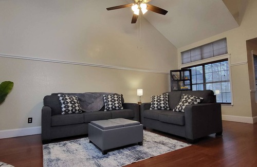 South Arlington House | Magnificent Home Cozy delight w/King Size Bed