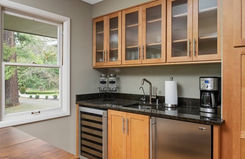 Oak Grove House | Magnificent Home on Banks of the Willamette River, Hot Tub, Fire-Pit, Cornhole, 9 Miles to Downtown