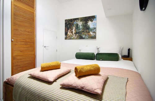 Eastern Docklands Boat Rental | Magnificent houseboat with a stunning view!