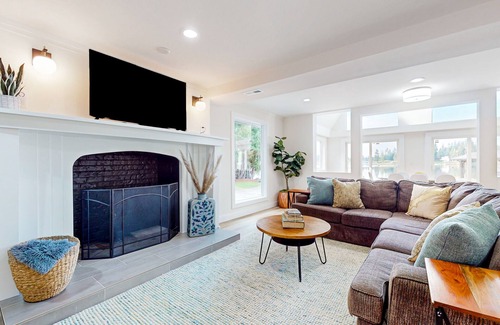 Bonney Lake House | Magnificent & illuminated lakefront villa with fire pit, patio, & amazing views
