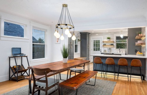 Foster - Powell House | Magnificent Location, *Pet Friendly*, Hot Tub, Upgrades, Epic Steam Shower, BBQ, Walk to Everything