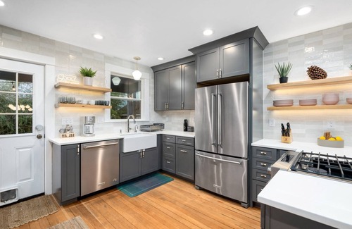 Foster - Powell House | Magnificent Location, *Pet Friendly*, Hot Tub, Upgrades, Epic Steam Shower, BBQ, Walk to Everything