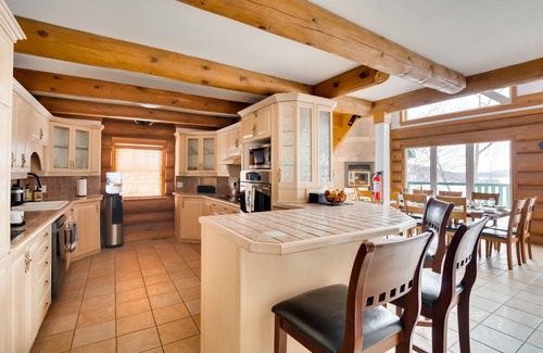 Lac-Simon Ski Chalet | Magnificent log cabin with breathtaking views and water access