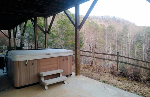 Franklin House | Magnificent Mountain View Family Home w/Hot Tub Franklin, NC - Dog Friendly!