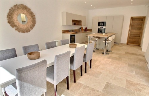 Saint-Didier Villa | Magnificent New Villa in Saint-Didier with Pisicne