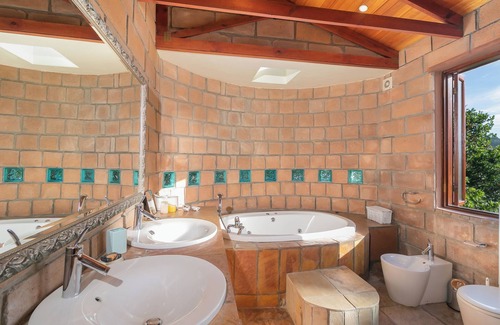 Sedgefield House | Magnificent Sea, Lagoon and Mountain Views. Spacious Grand Italian-style Villa