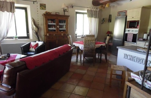 Venasque House | Magnificent stone mazet in fenced property.