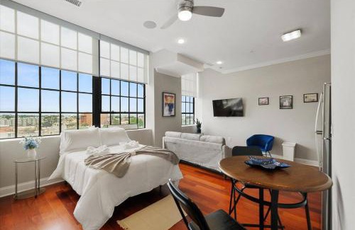 Olde Kensington Apartment | Magnificent Studio W Rooftop Pool