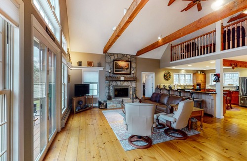 Sunderland House | Magnificent Vermont home w/free WiFi, full kitchen, firepit, patio, & deck
