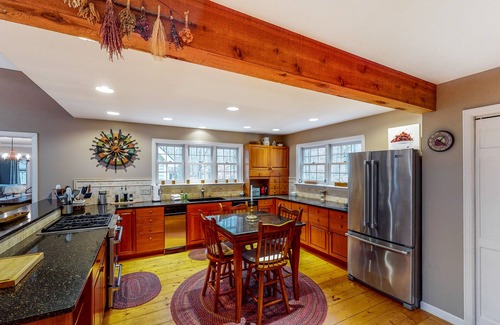 Sunderland House | Magnificent Vermont home w/free WiFi, full kitchen, firepit, patio, & deck