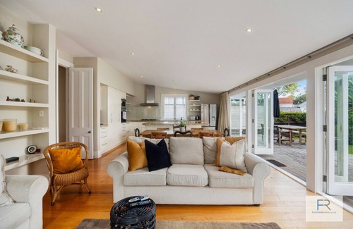 Epsom House | Magnificent Villa Getaway