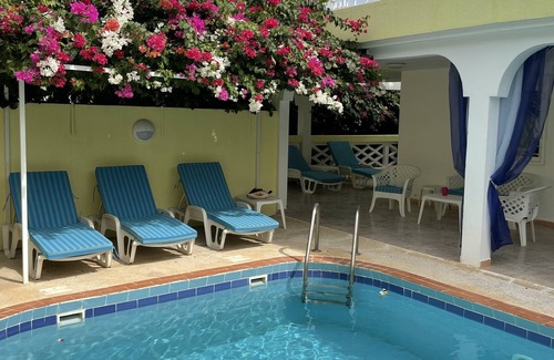 Saly Niakhniakhal Villa | Magnificent Villa with Pool, Woman and Man of house 100m from the Sea.