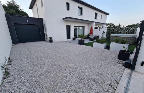 Villeneuve-les-Maguelone Villa | Magnifique Villa avec jacuzzi en option